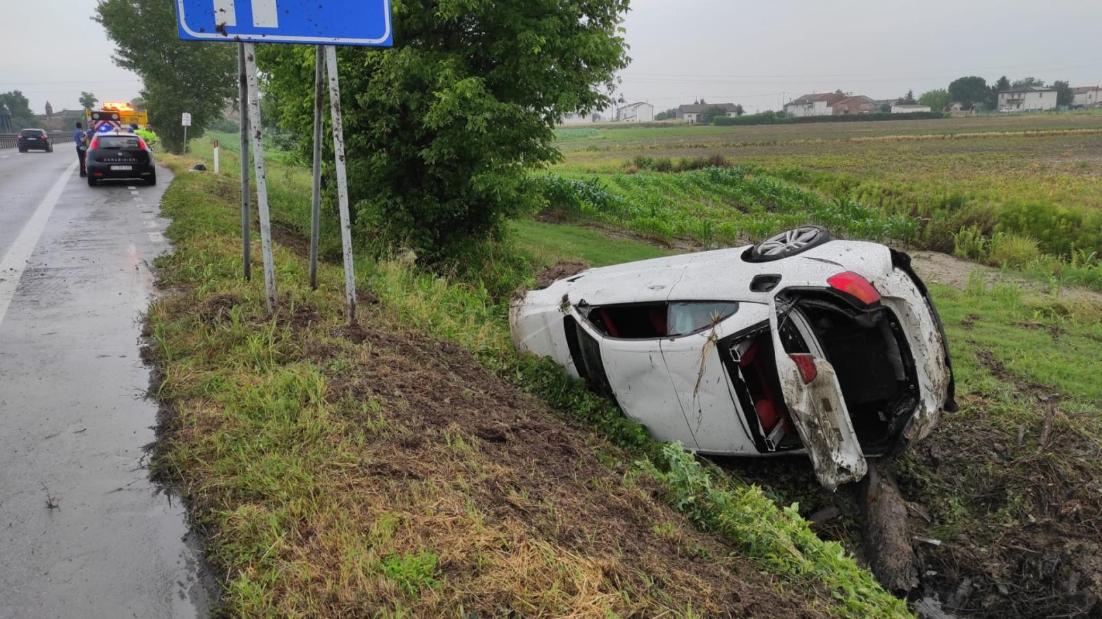 Finisce fuori strada in Transpolesana