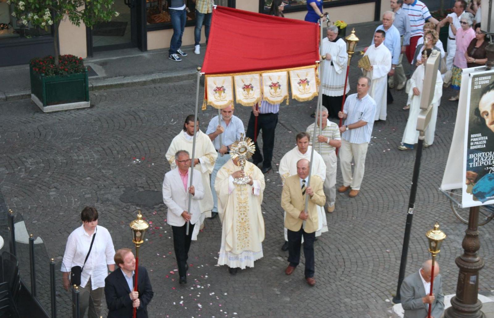 Messa e processione per le vie del centro