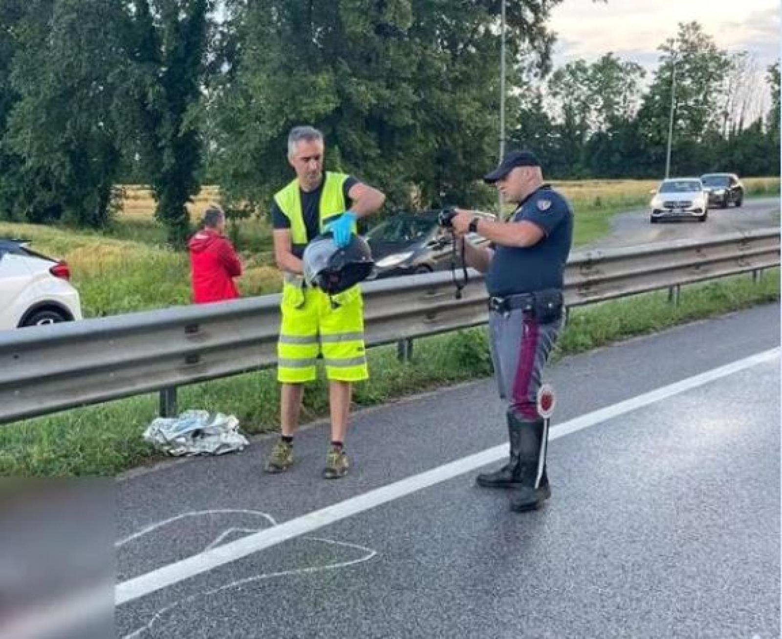 Cade dalla moto per il cavo staccato dal vento, muore imprenditore