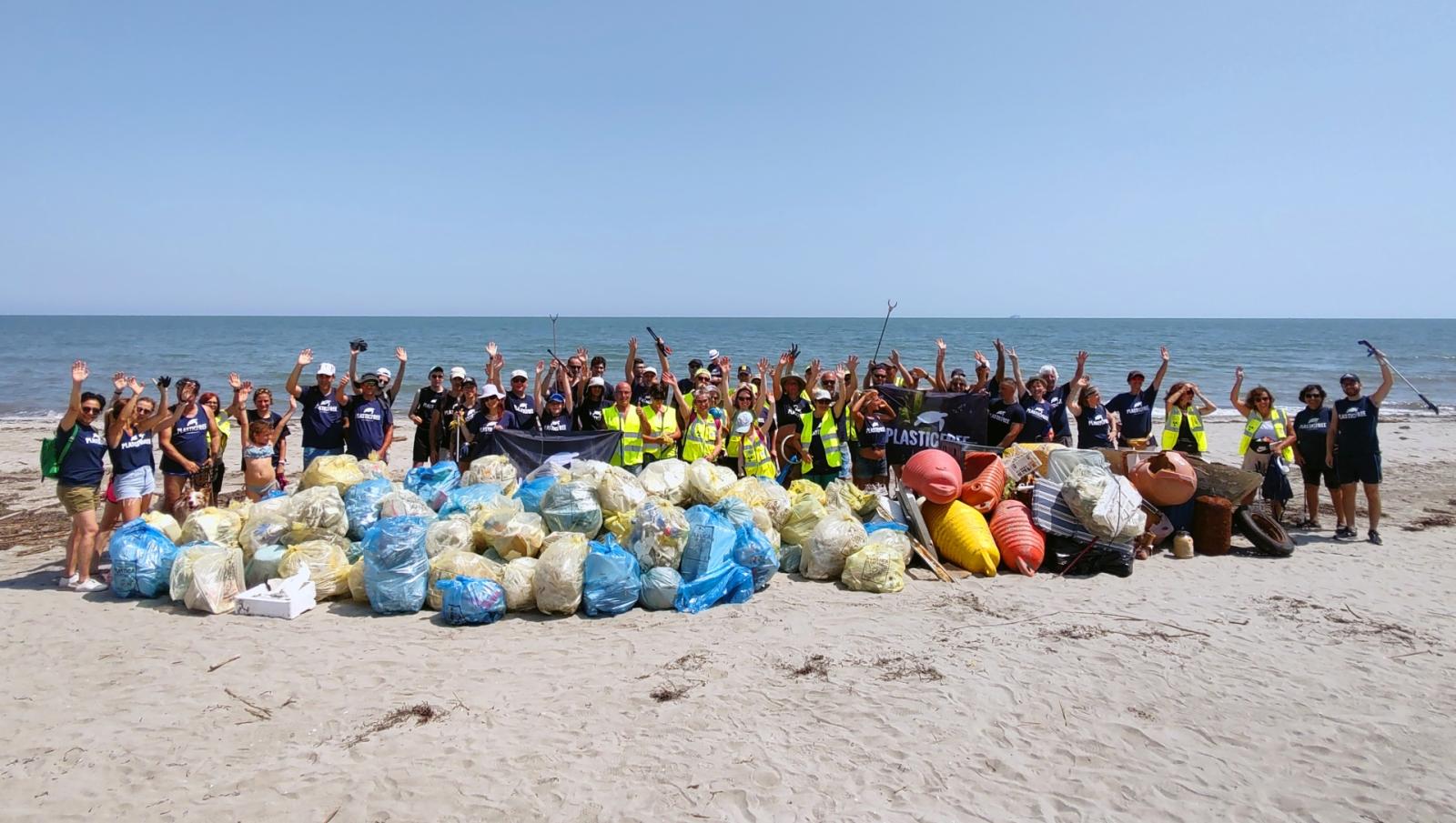 Plastic Free all'opera nel lido di Boccasette