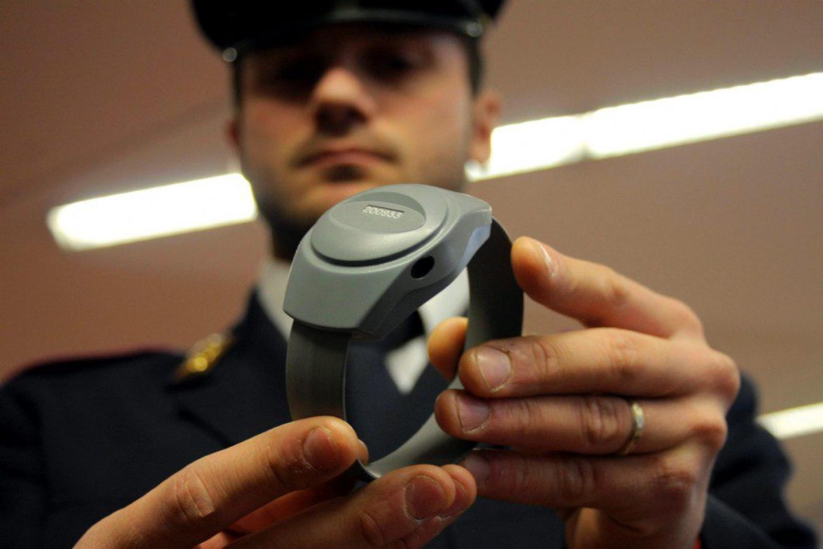 Maltrattata e derisa sui social: scatta il braccialetto elettronico