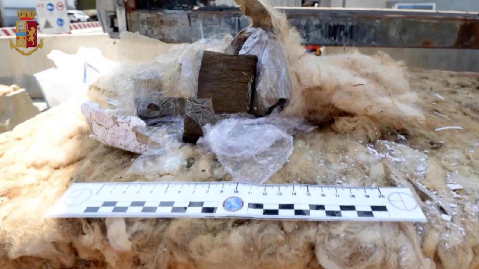 Quintali di droga nascosti in mezzo alla lana