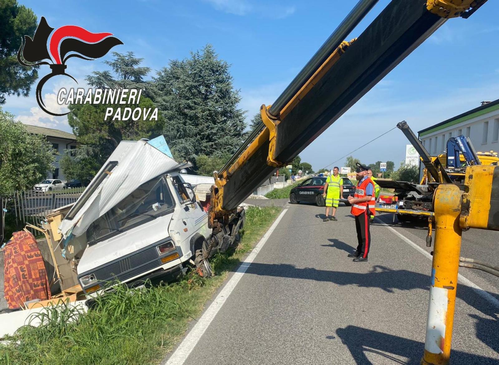 Ubriaco fuoristrada col camper, pesta i soccorritori: arrestato