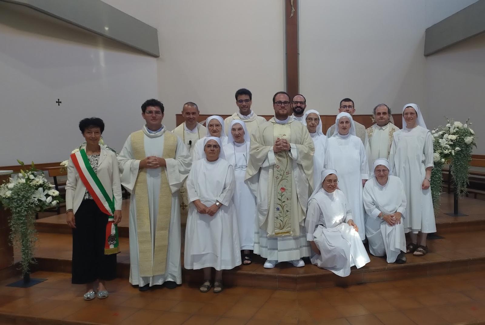 San Vigilio, caloroso abbraccio alle due suore