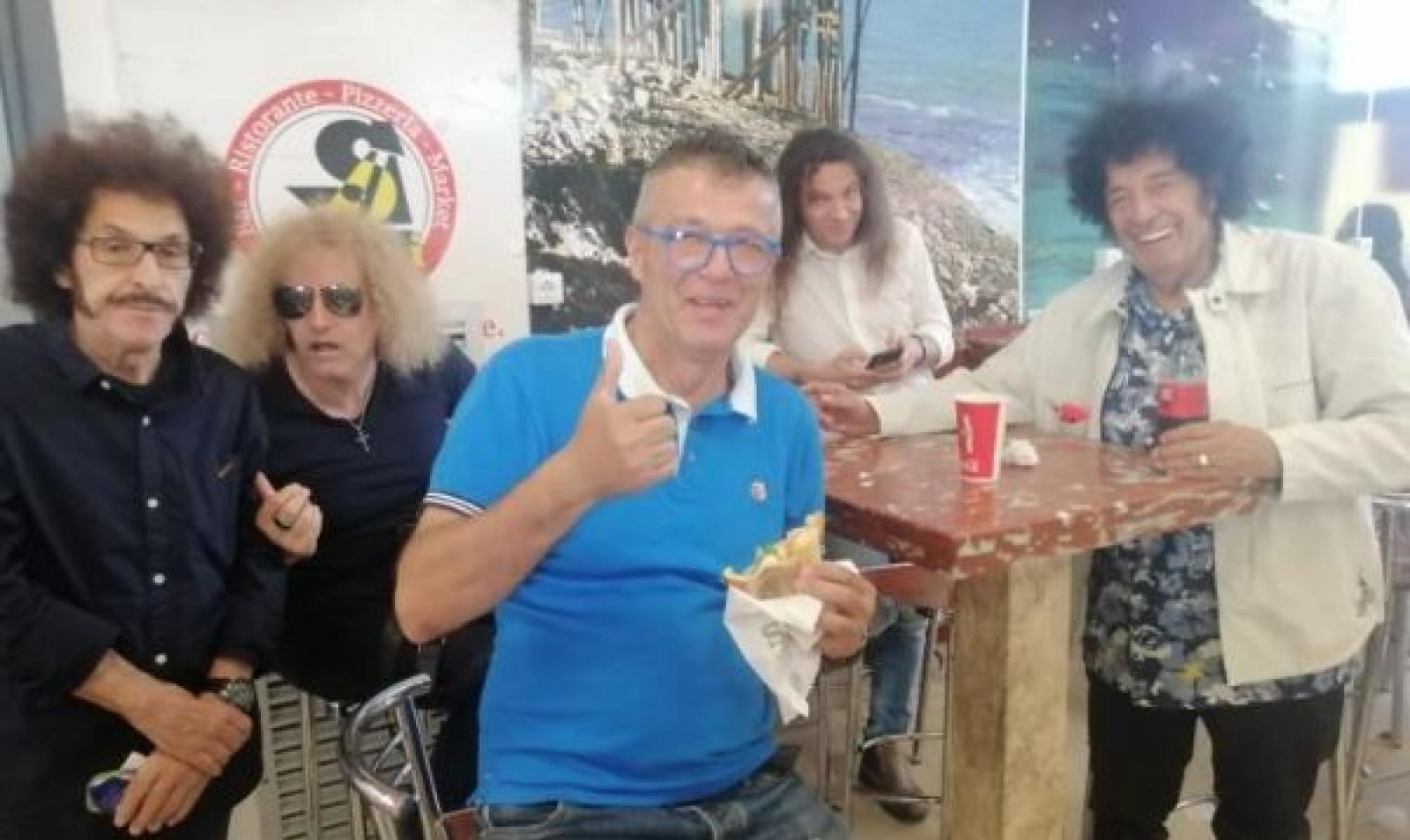 Bobo "duetta" coi Cugini di Campagna, e Cavallari risponde con Benigni