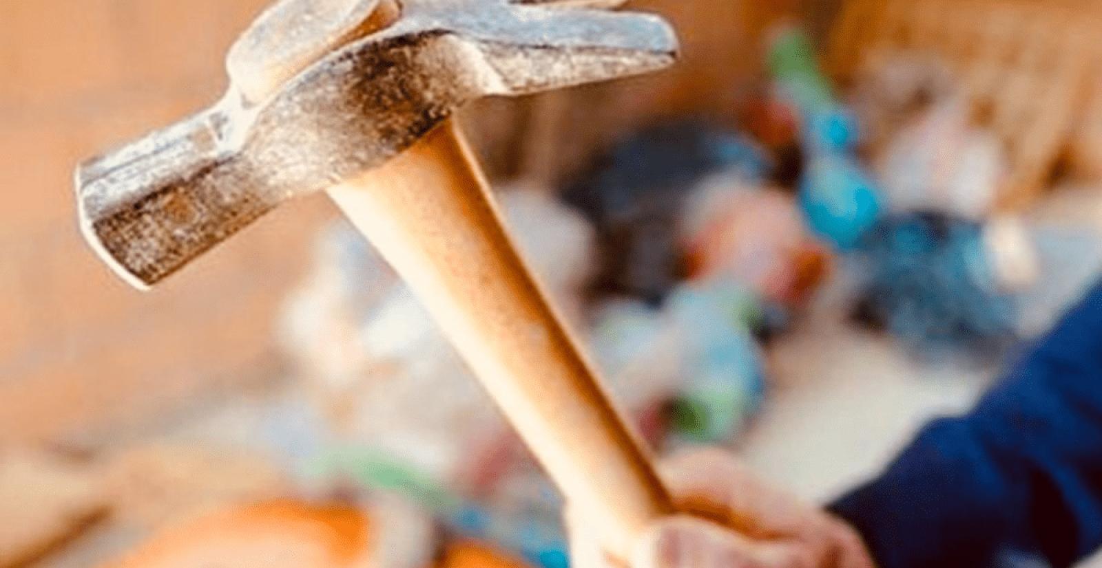 Il distributore non eroga le sigarette, lo prende a martellate