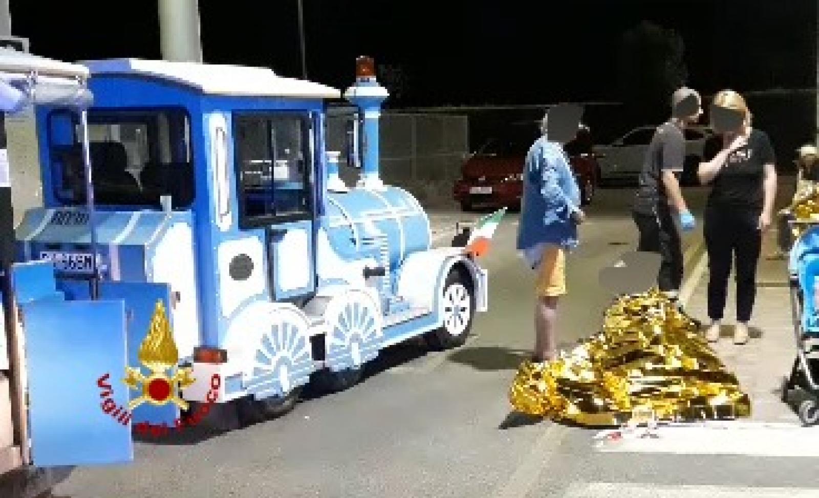 Si rovescia il trenino, 14 feriti, tanti bimbi