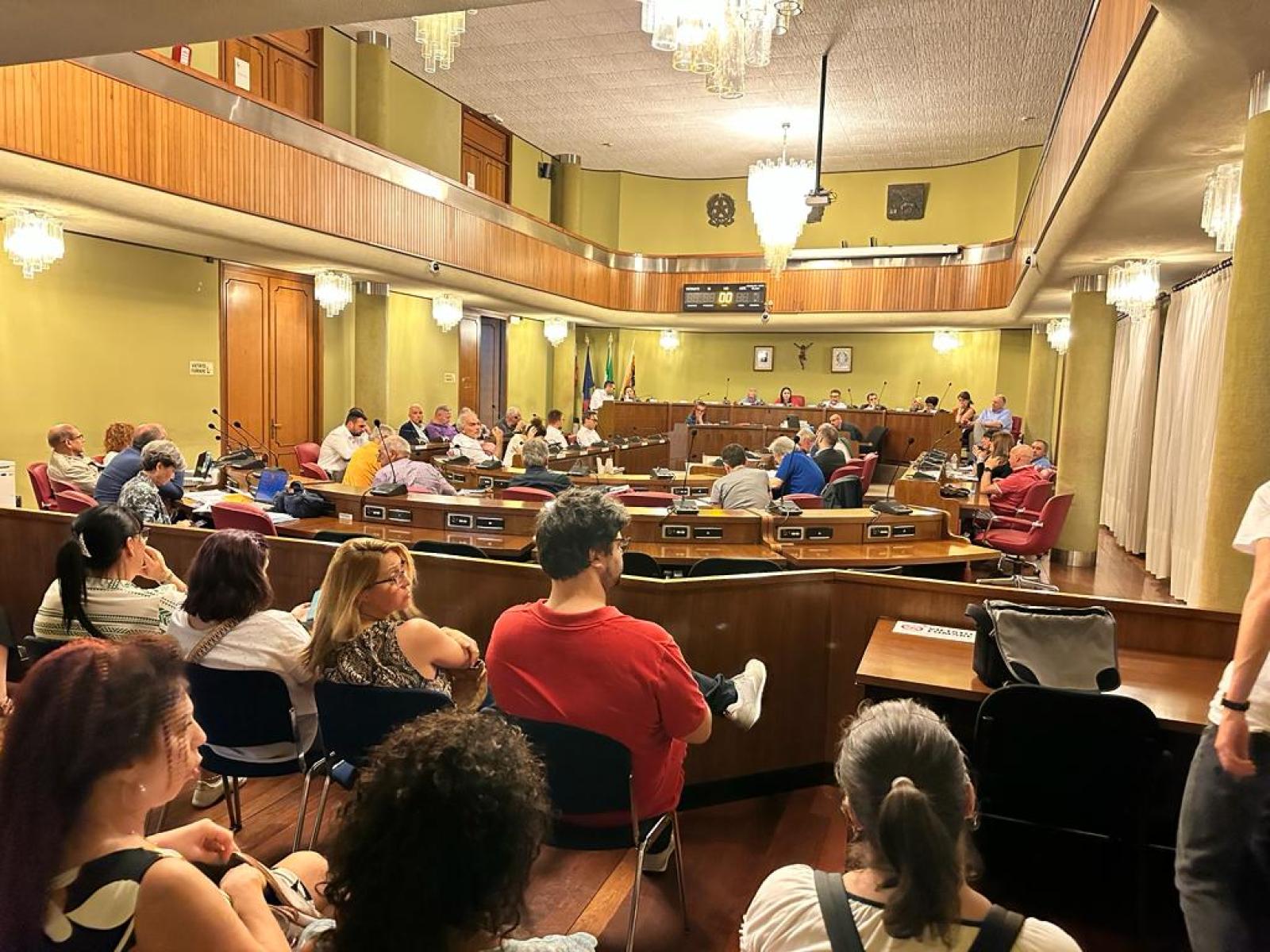 Iras, il consiglio boccia tutto