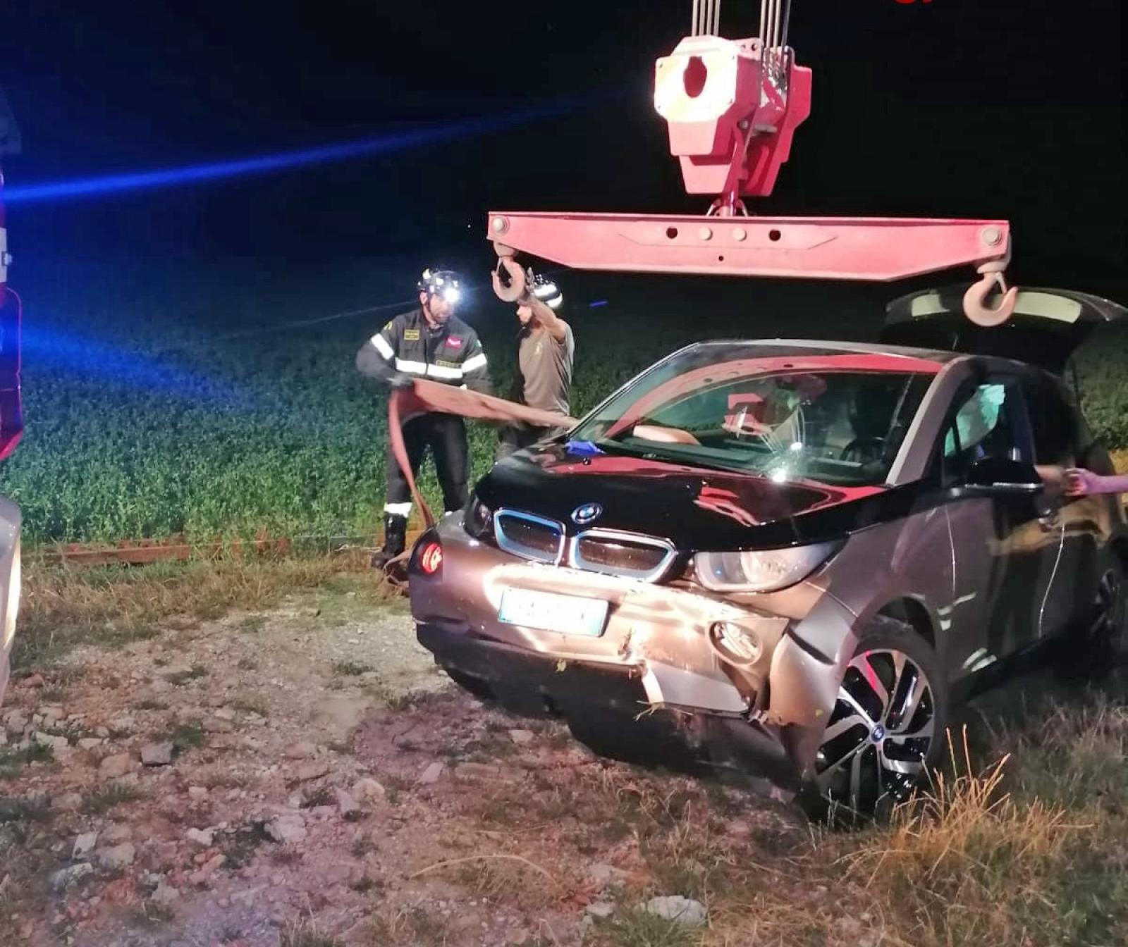 Auto vola fuoristrada, ferita una donna