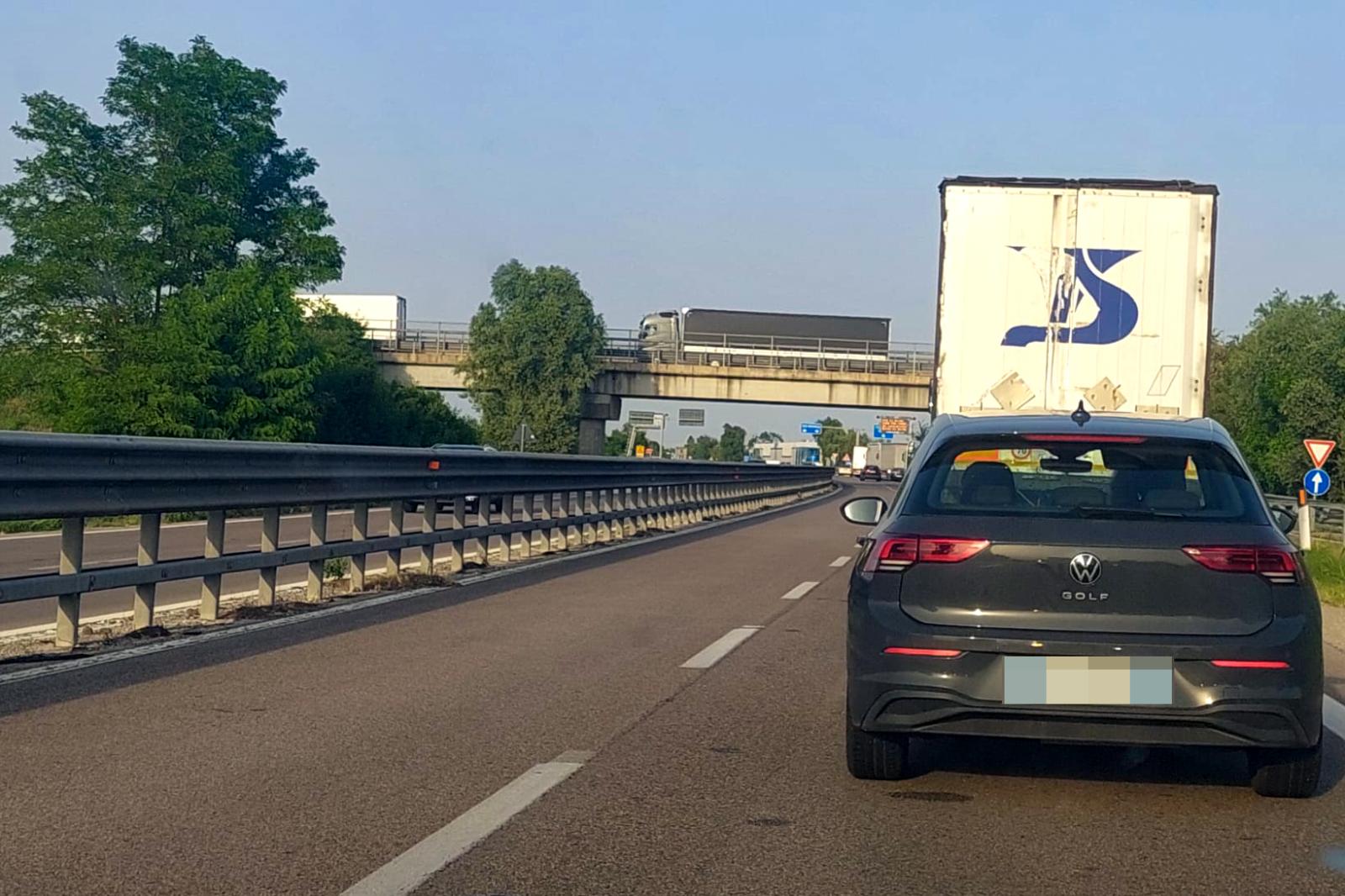 Furgone stritolato da un Tir, traffico paralizzato