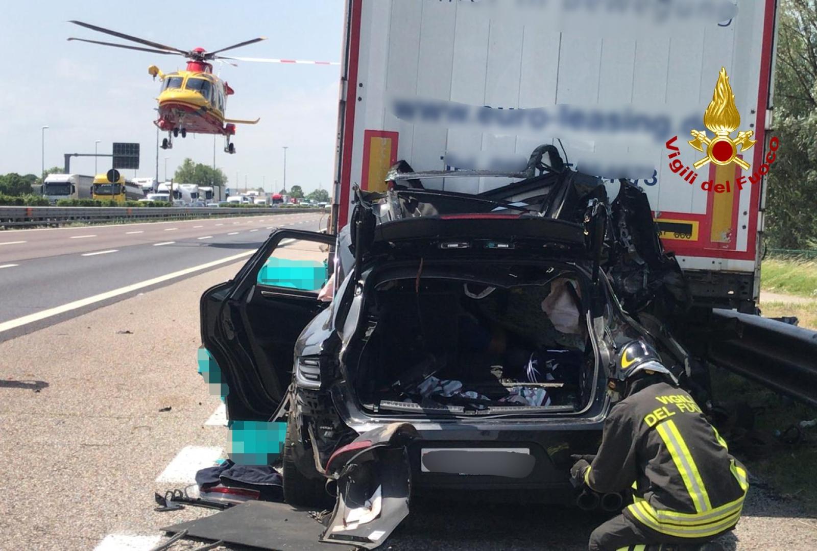 Un morto e tre feriti gravi, due sono bimbi