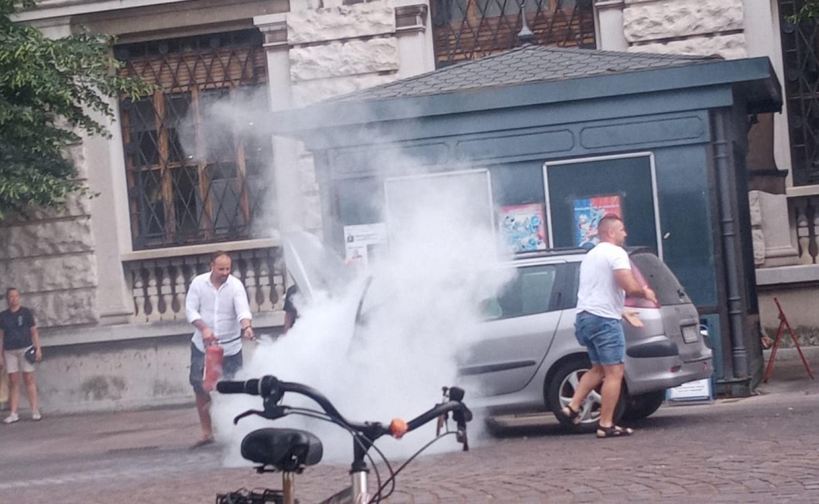 Paura in corso del Popolo, scoppia un'auto