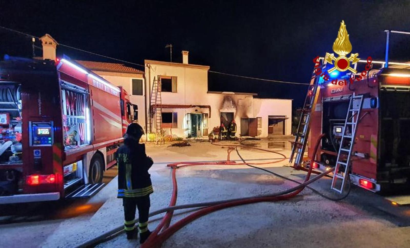 Brucia la casa, anziana salvata