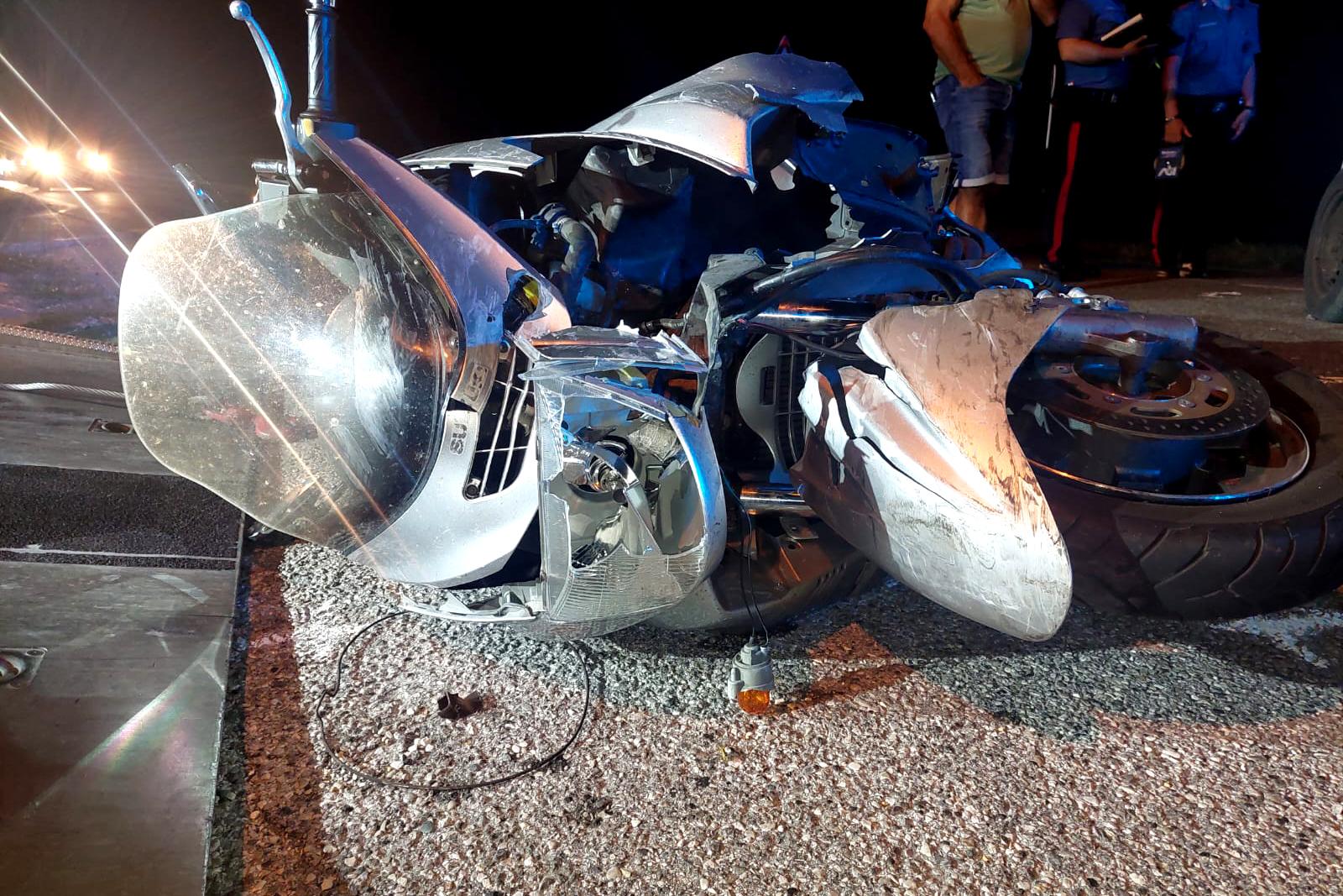 Schianto all'incrocio, scooterista in ospedale