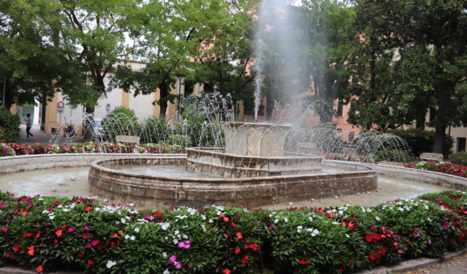 Nuovo look per l'area circostante la fontana di piazza Merlin