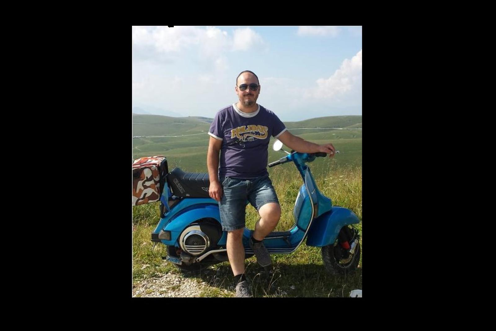 Daniele muore a due passi da casa, investito