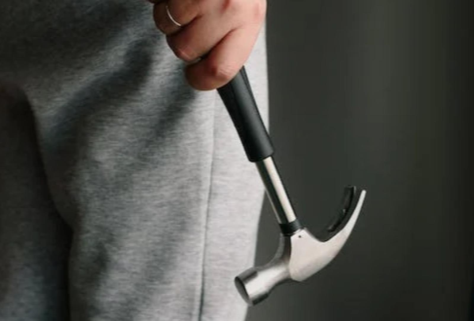 Lite tra ristoratore e fornitore,  gli rifila una martellata in testa