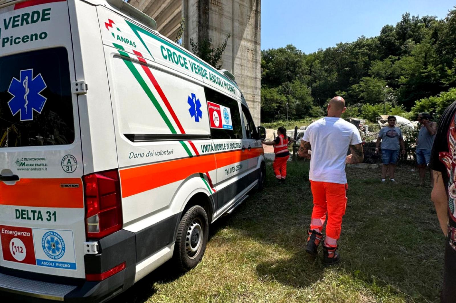 Cade dal cavalcavia e muore a 32 anni