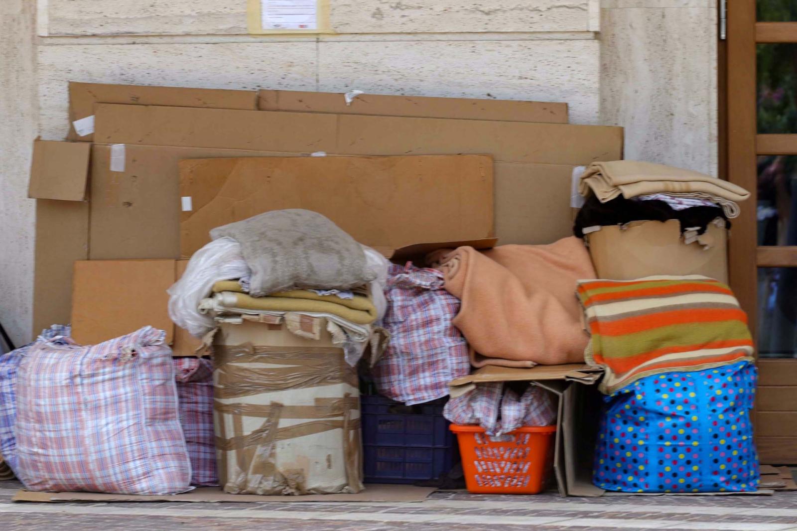 "Donna accampata in strada da mesi, intervenite"