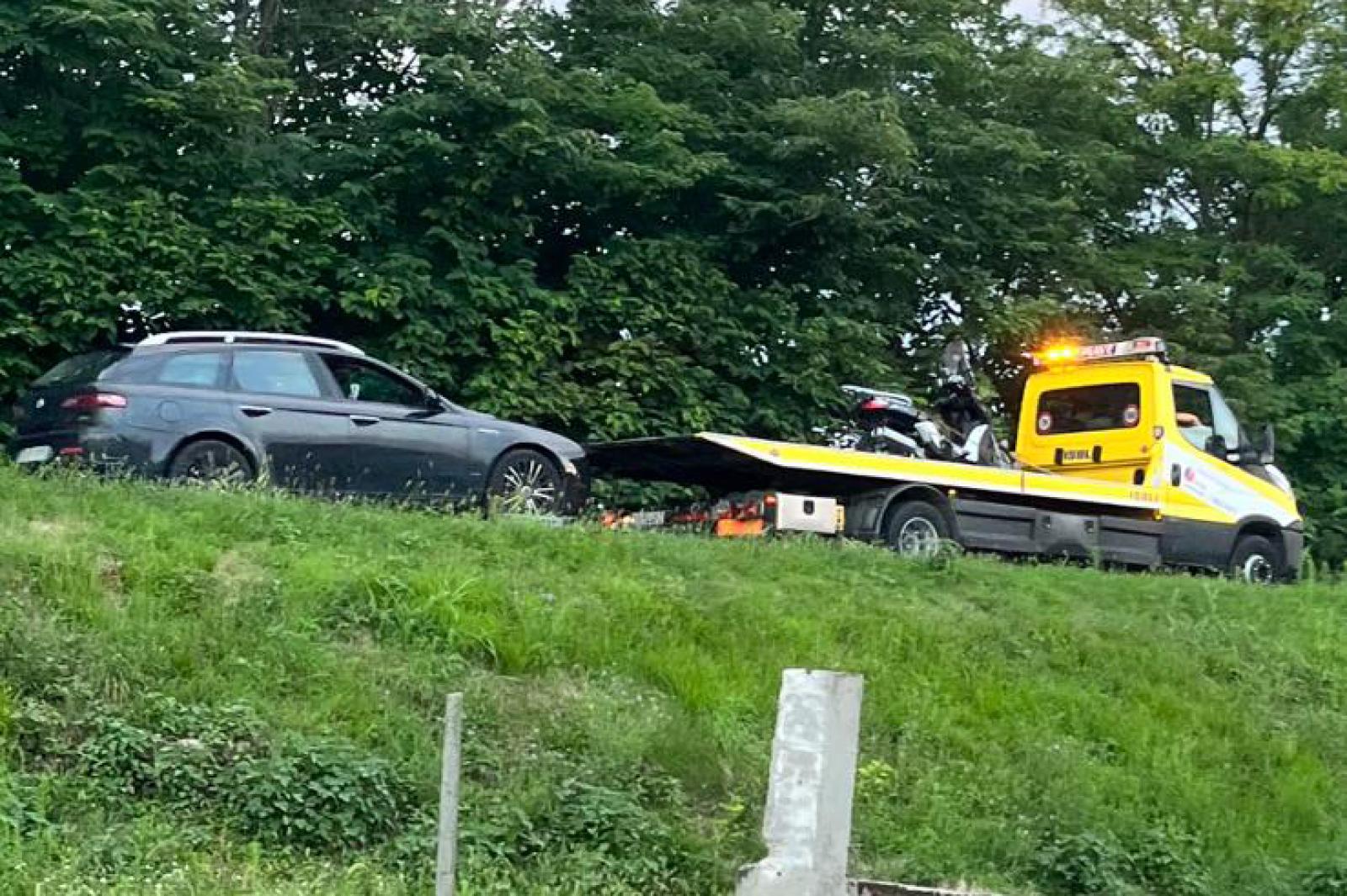 Scooterista gravissimo, rischia di perdere una gamba