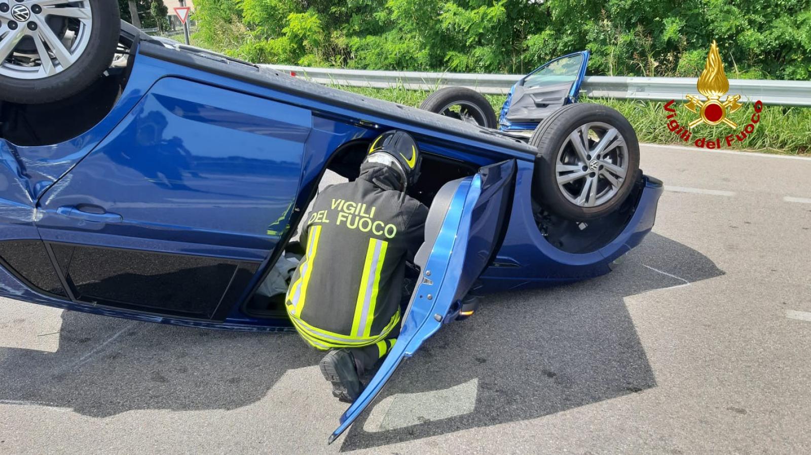 Scontro tra auto, carambola , donna ferita