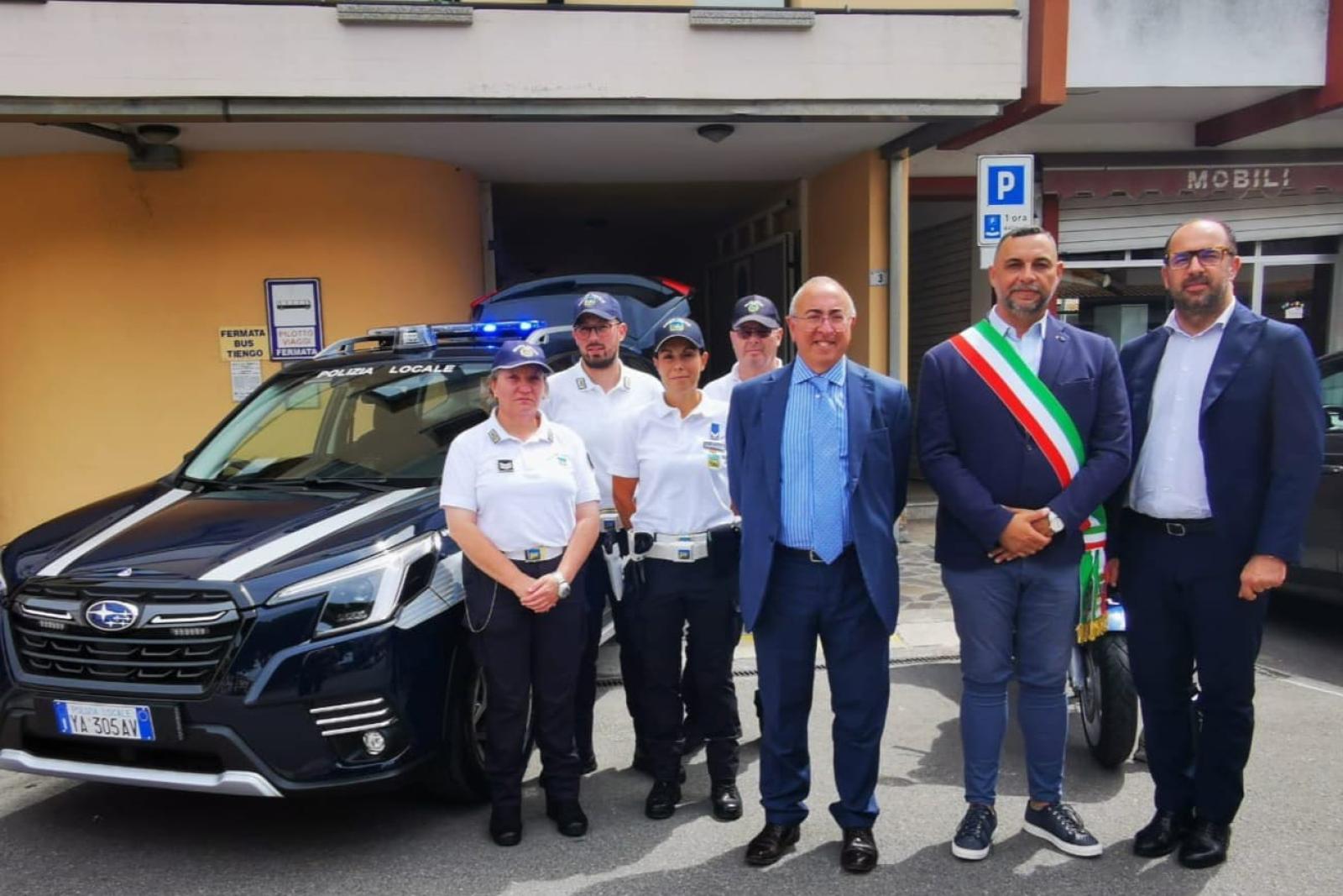 Spiaggia pi&ugrave; sicura, col super Suv della polizia locale