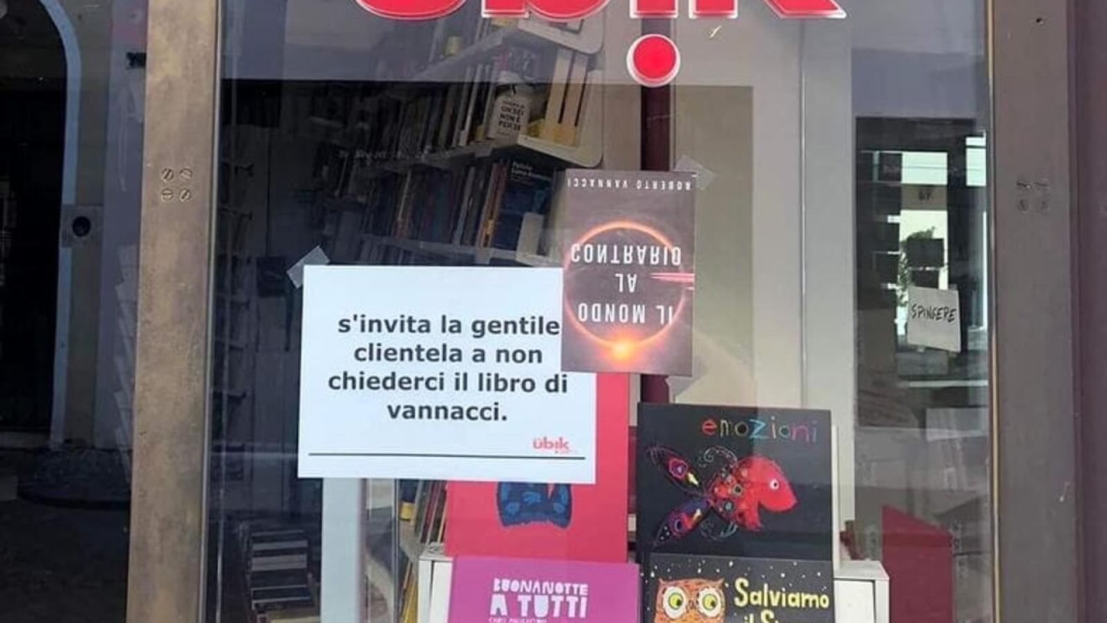 "Non chiedeteci il libro di Vannacci". E scoppia il caso
