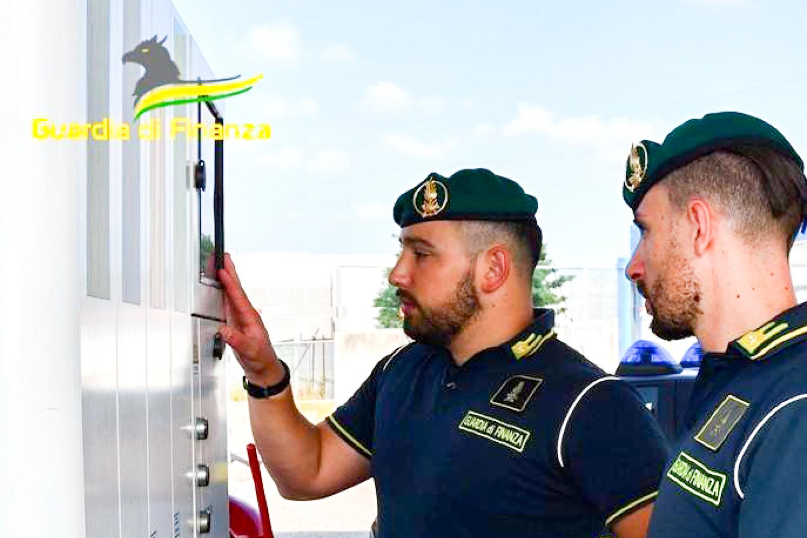 Prezzo della benzina, multe a raffica ai distributori