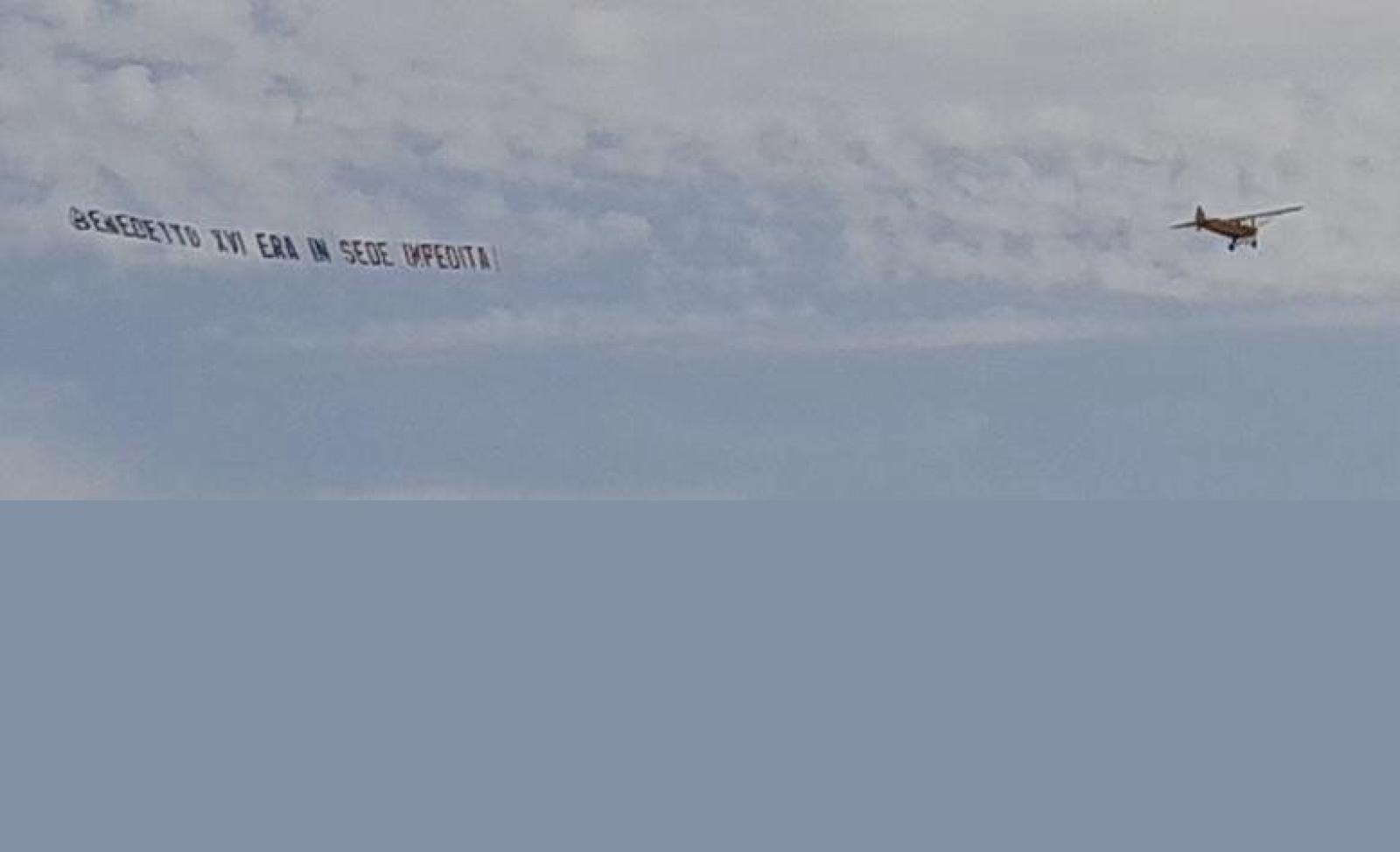 Sulla spiaggia un messaggio contro Papa Francesco