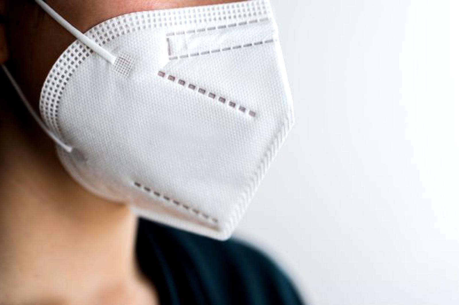 Usa la mascherina per nascondere la cocaina