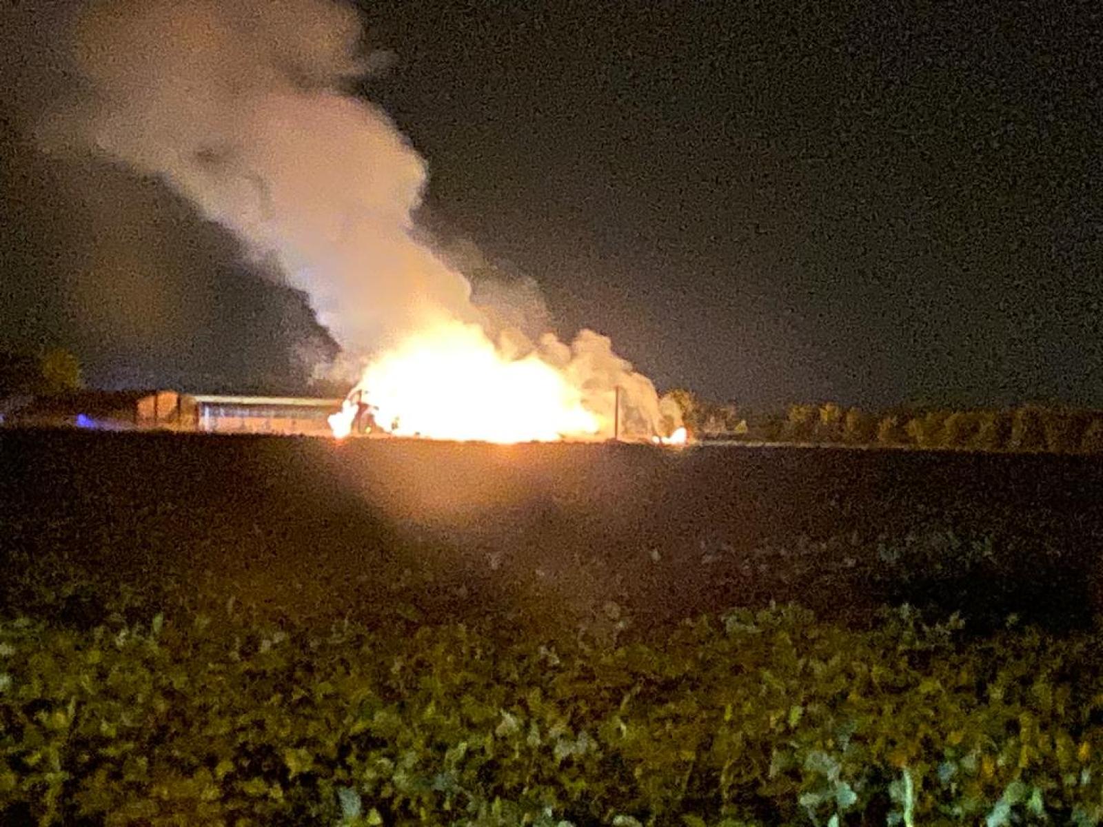 Spaventoso rogo nella notte, i pompieri salvano stalla e animali