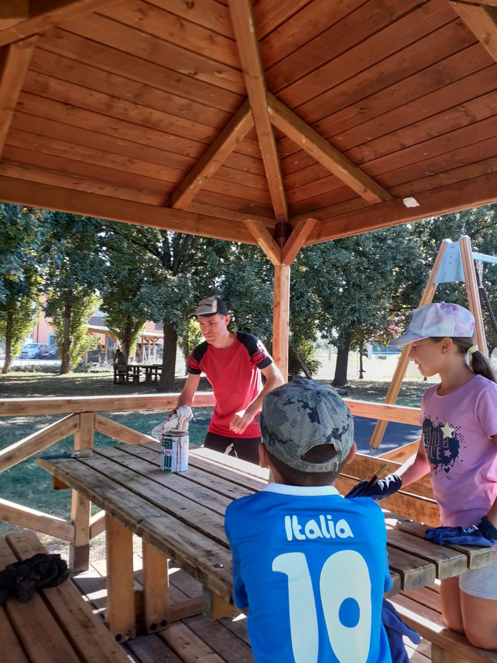 I genitori di San Bellino ridipingono il parco pubblico