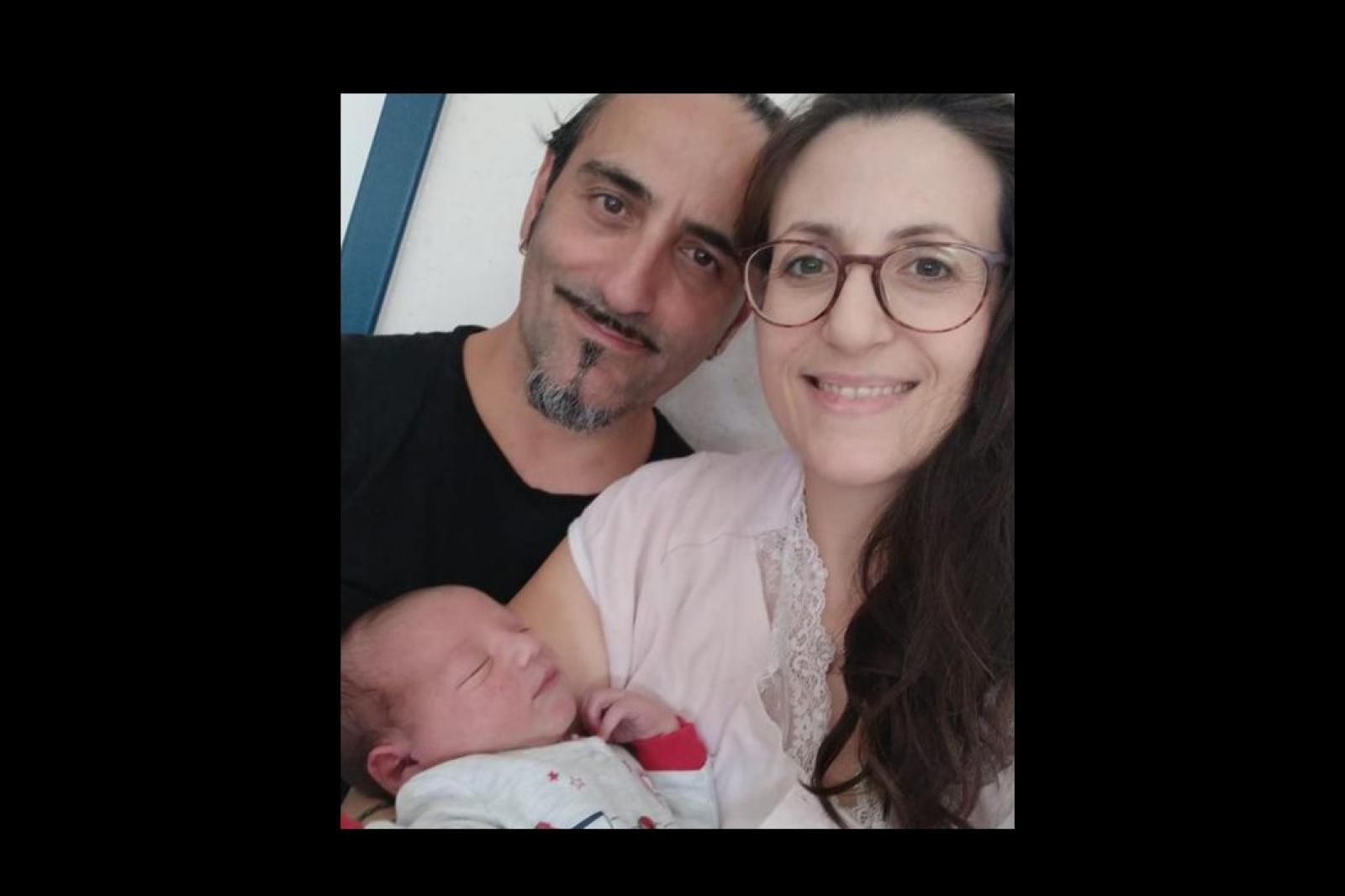 Il bimbo ha fretta: nasce in auto