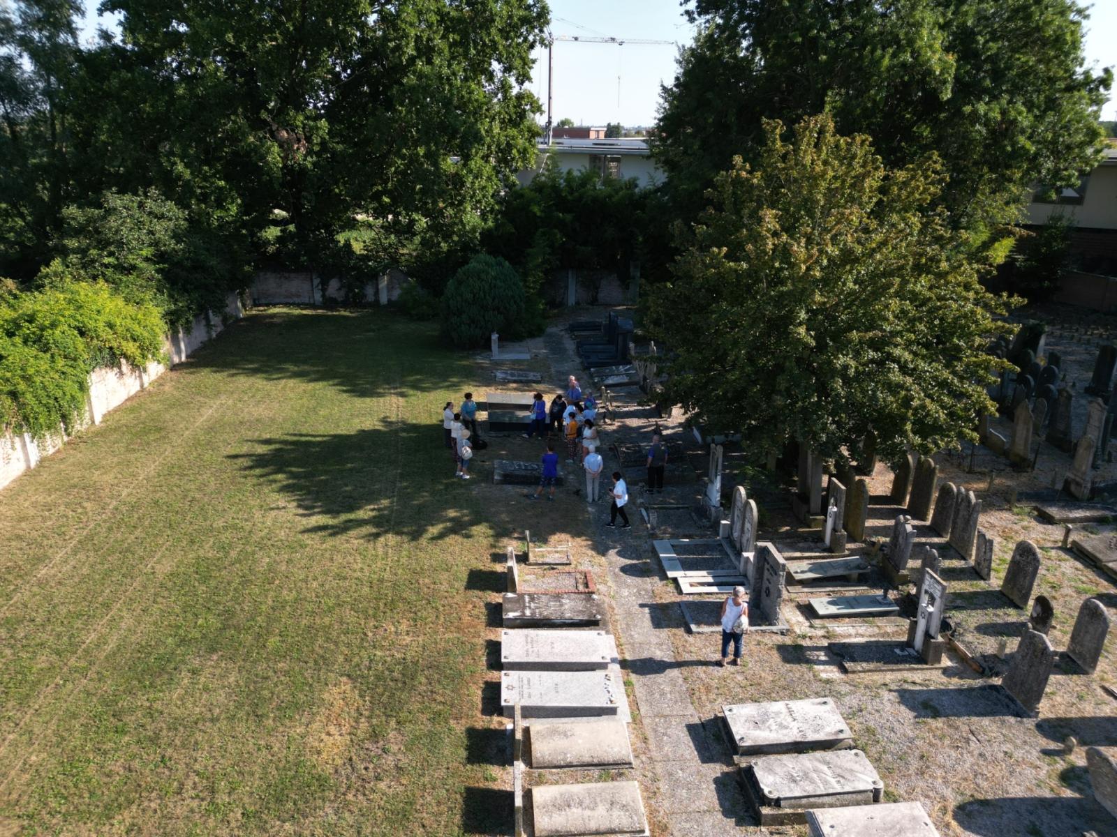 "La Bellezza della vita vissuta&rdquo; nel cimitero ebraico locale