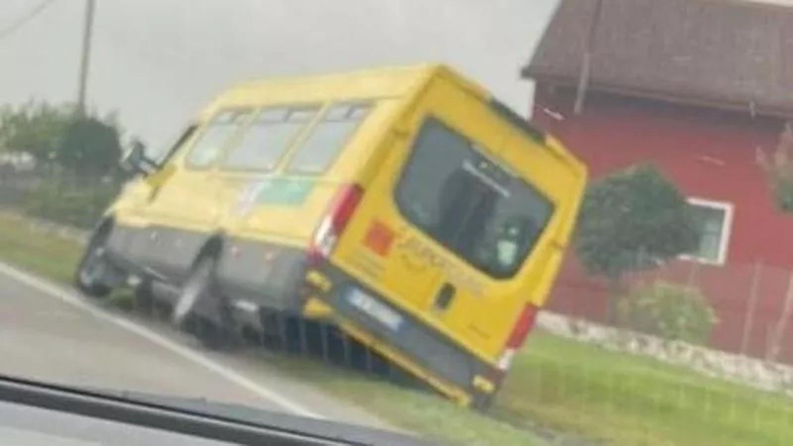 Scuolabus nel fossato: stanno tutti bene