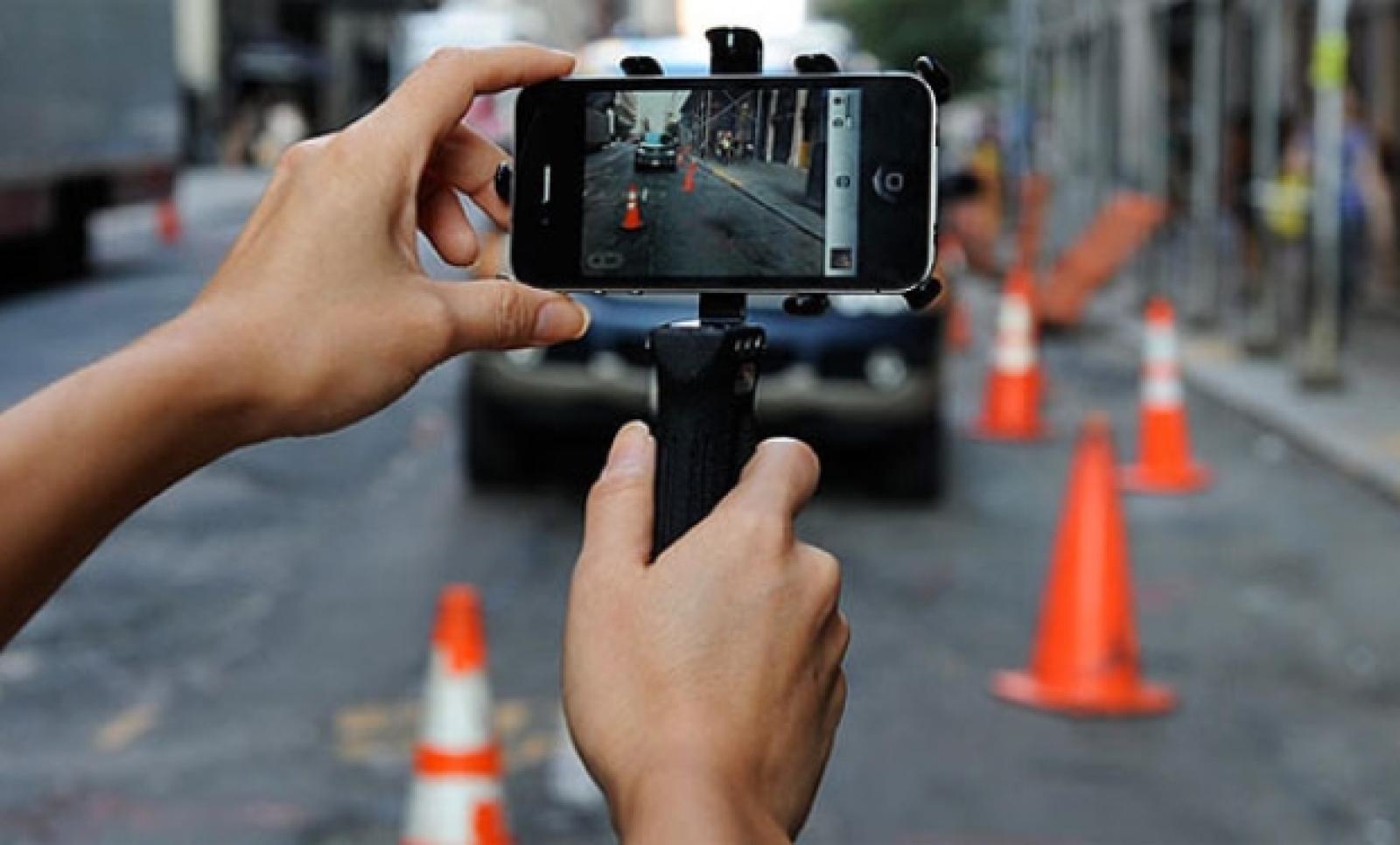 Avvolto dalle fiamme, passante lo filma, non aiuta e non fa il 112. Lui muore