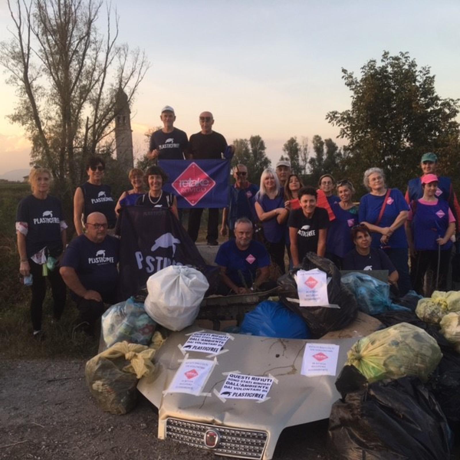 Retake e Plastic Free bonificano l'argine invaso da rifiuti
