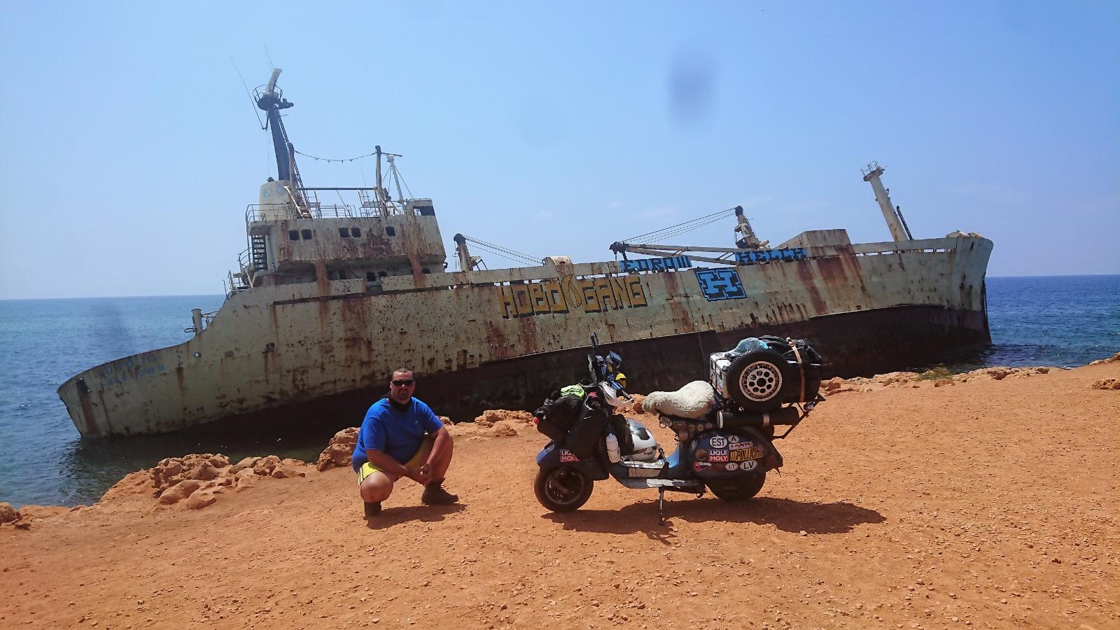 In campo al mondo, solo lui e la sua Vespa
