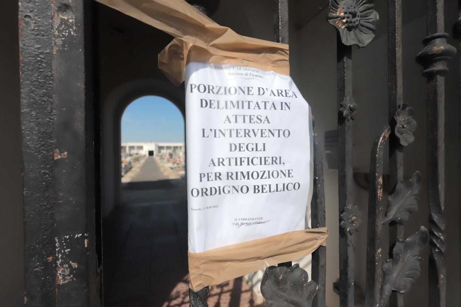 L'operaio trova una bomba sistemando l'aiuola