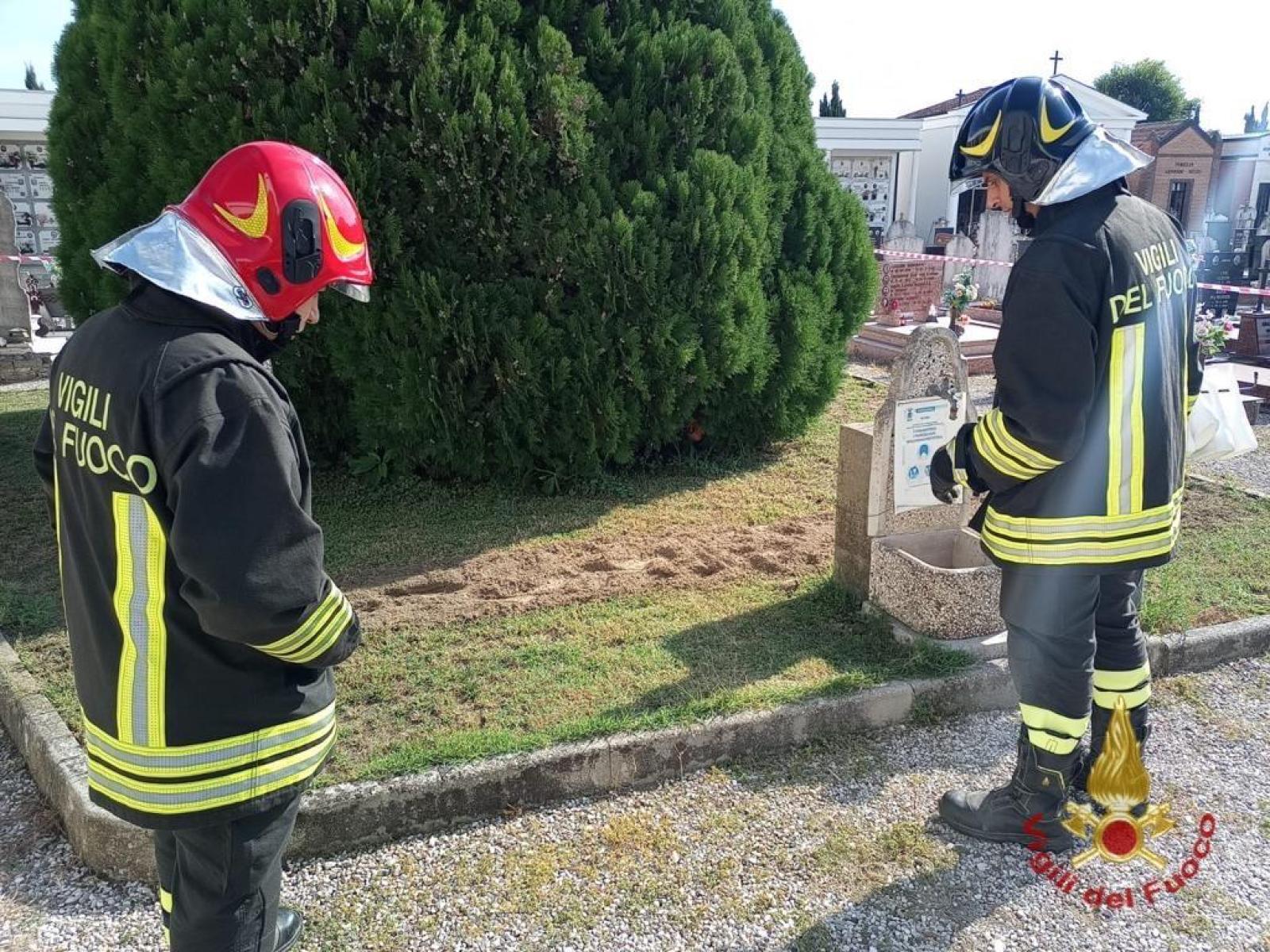 Brilla la bomba a mano e il cimitero riapre