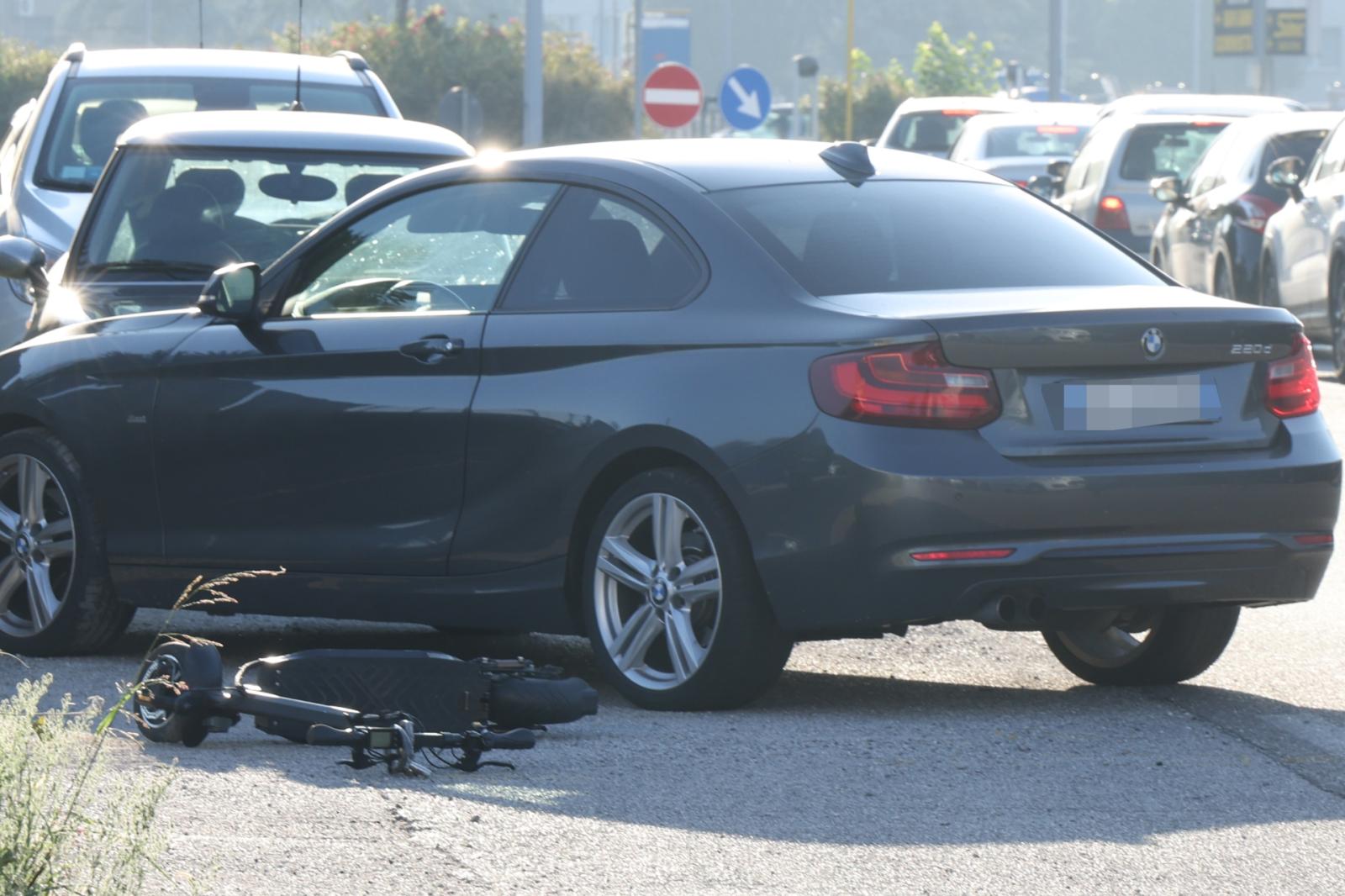 Incidente in zona industriale, monopattino a terra