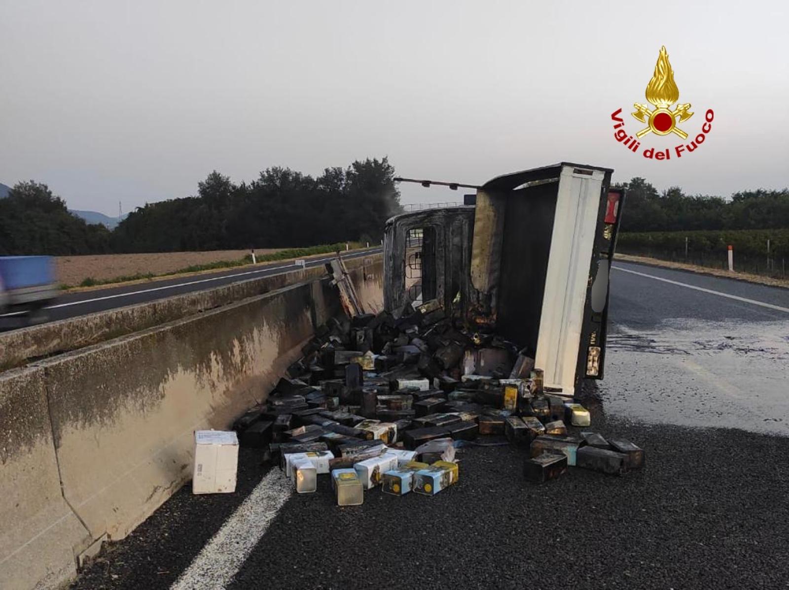 Si ribalta con un carico di olio, va a fuoco