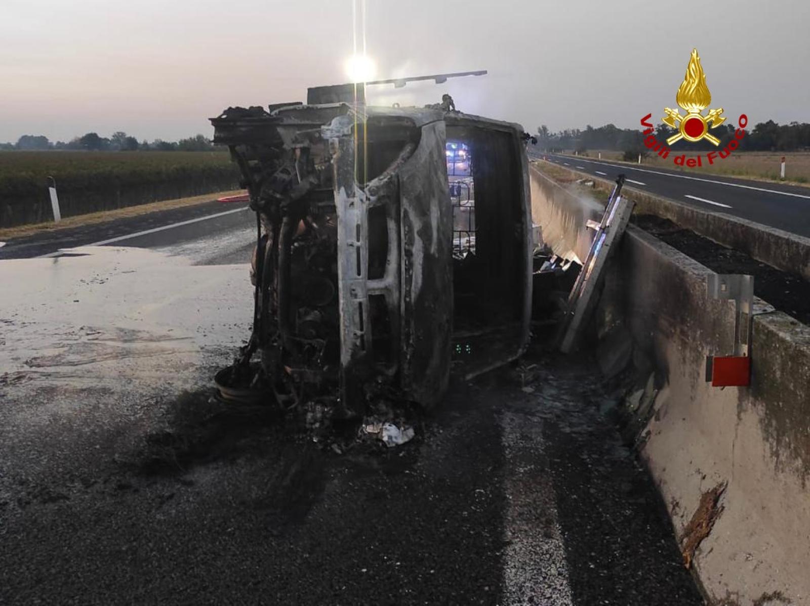 Si ribalta con un carico di olio, va a fuoco