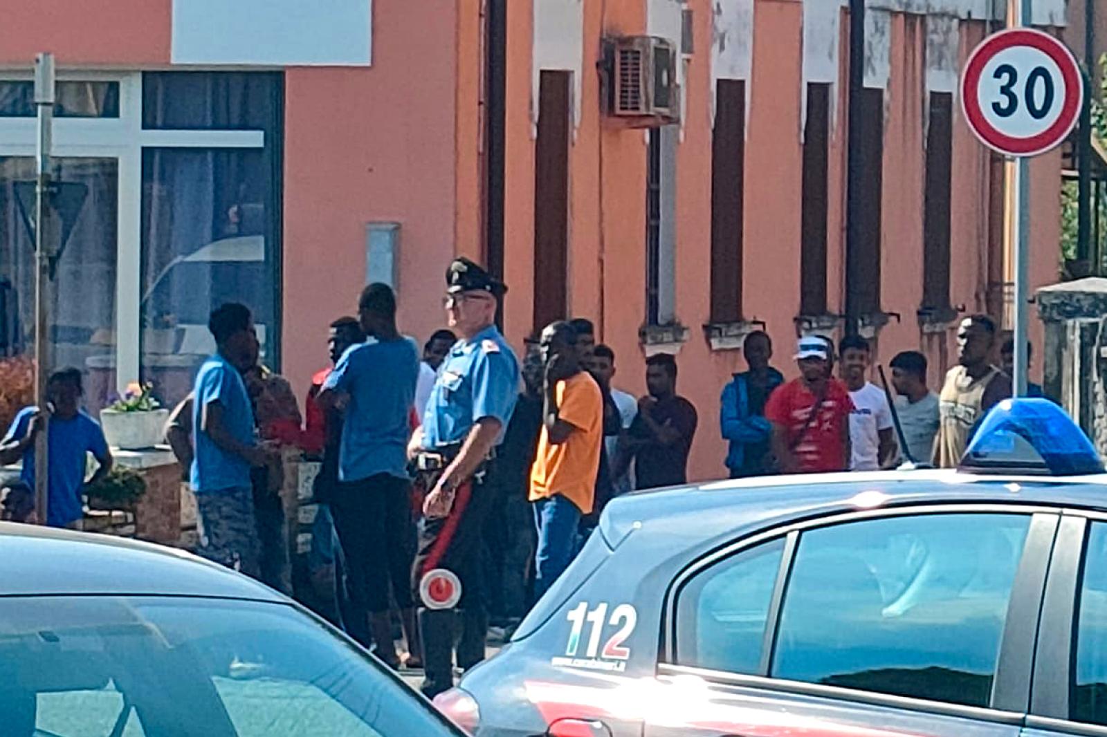 "Soldini, cibo e documenti": scatta la protesta dei profughi