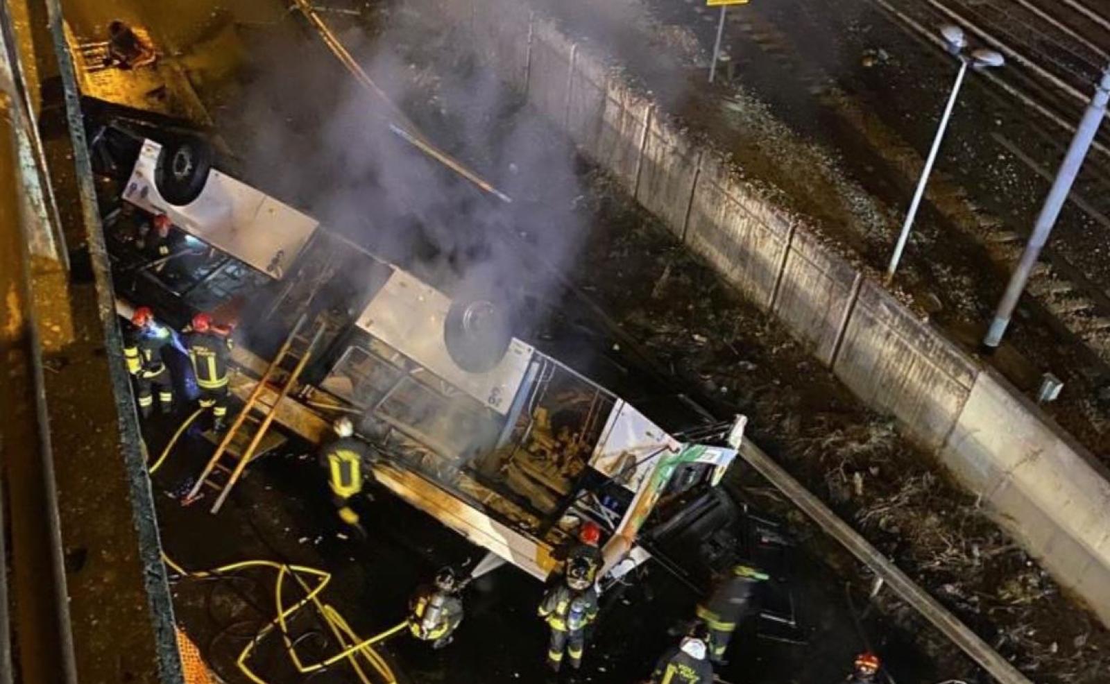 Autobus cade dal cavalcavia: ci sono dei morti