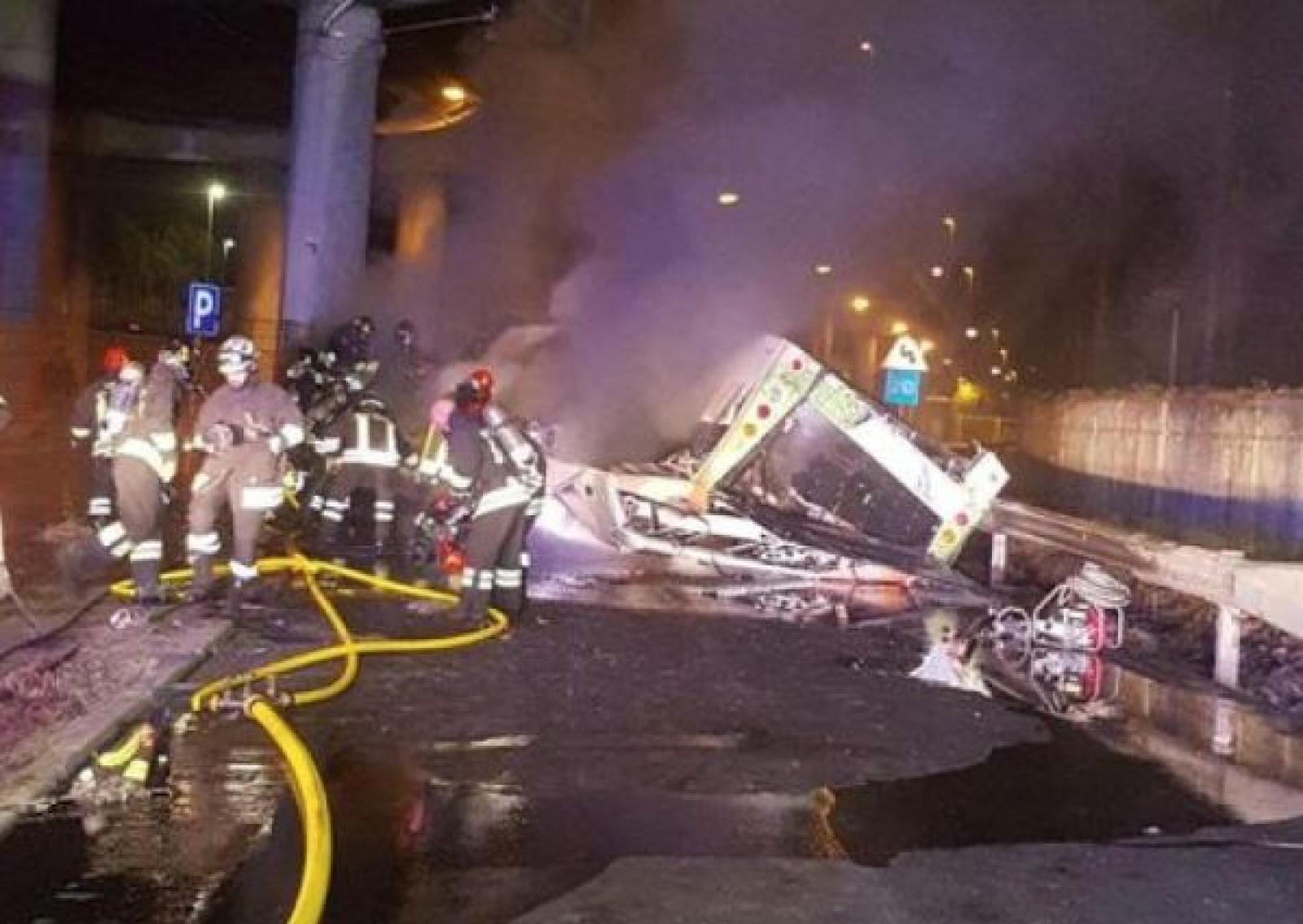 E' una strage. Ventuno le vittime, tra cui due bambini. Corpi carbonizzati