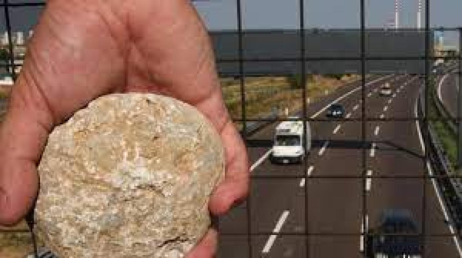 Corriere in corsa colpita da un sasso