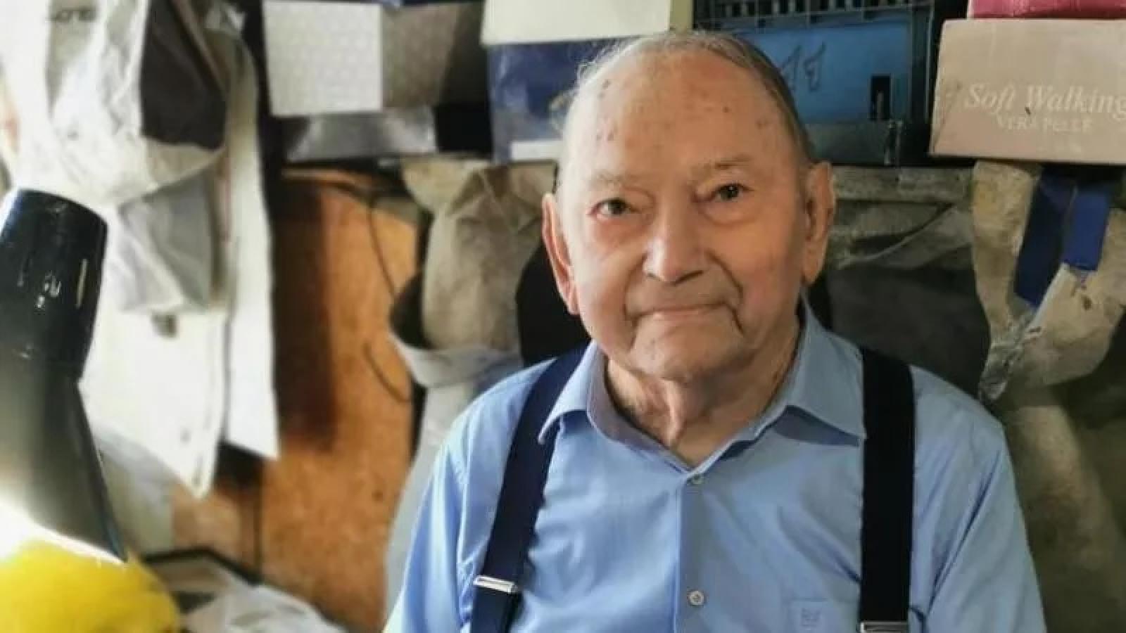 A 100 anni, non lascia la bottega: "Continuo"