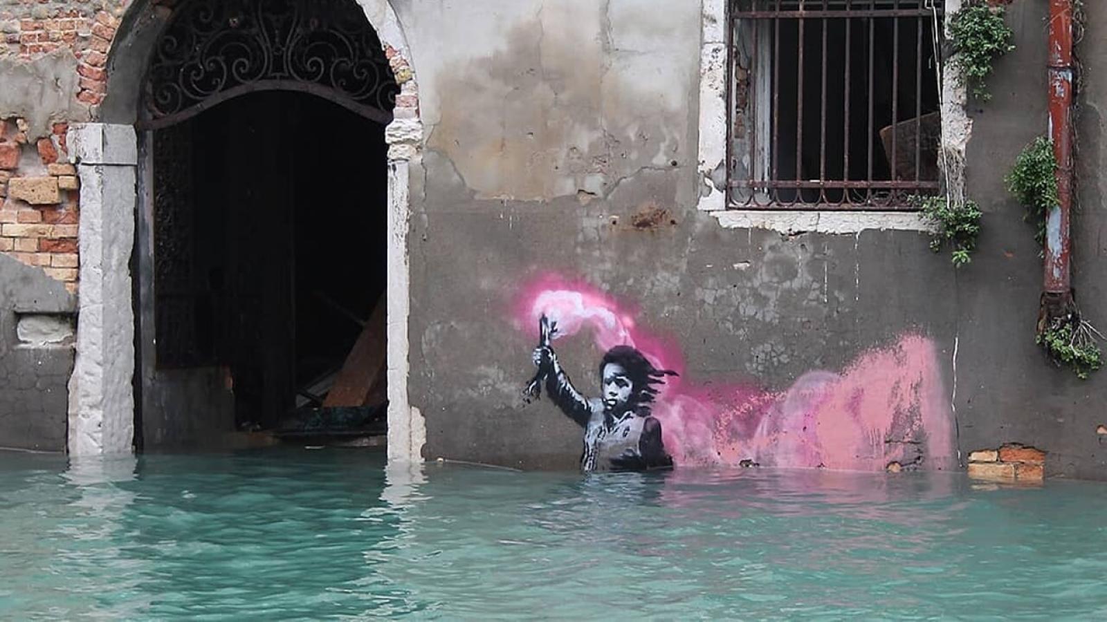 L'opera di Banksy va restaurata? "Rispettatene la caducit&agrave;"