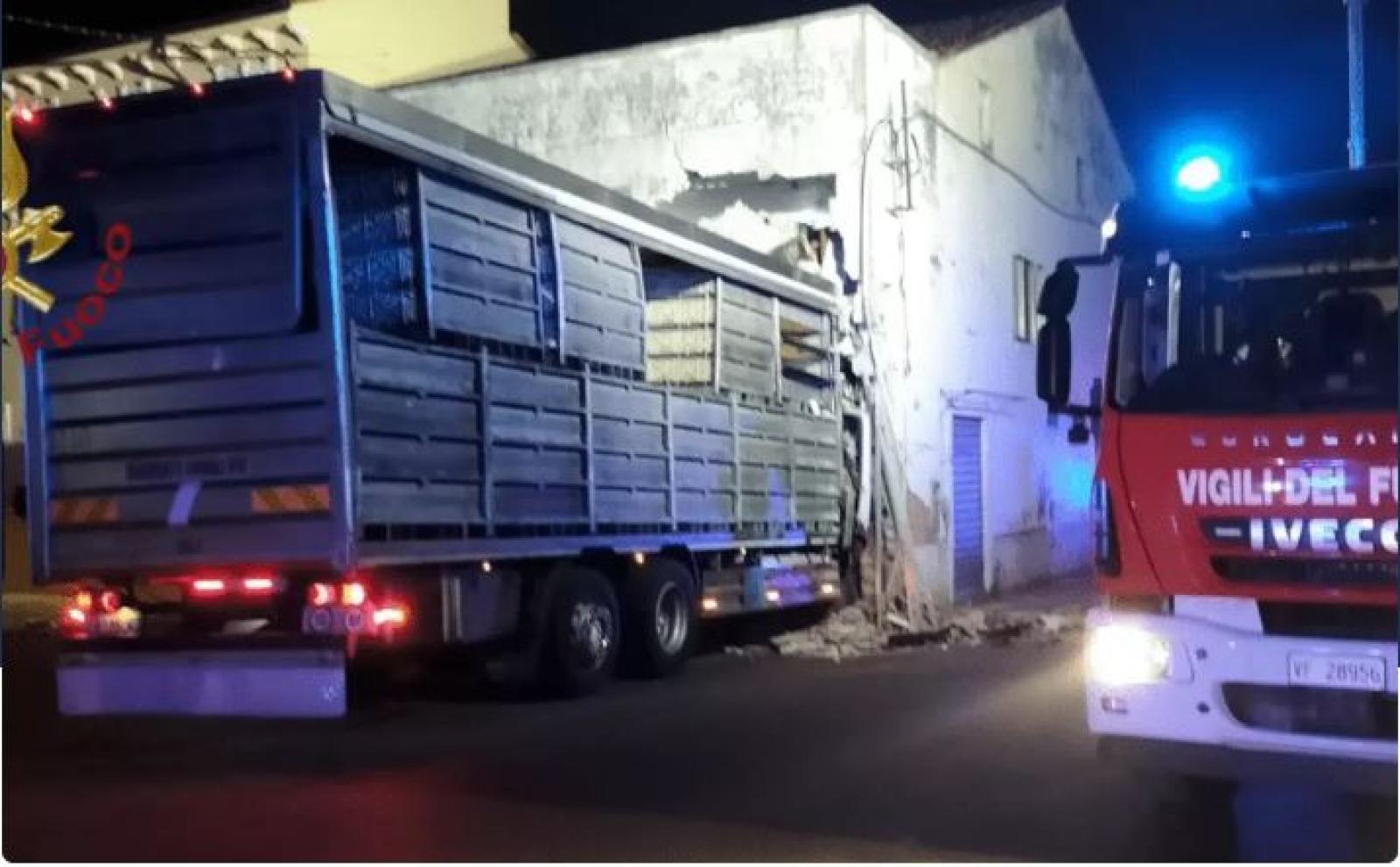 Tir sventra una casa, miracolati i residenti